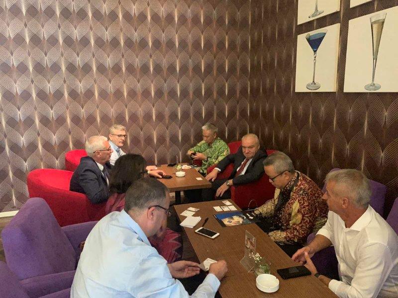 Odr�an sastanak u D�akarti, Indonezija